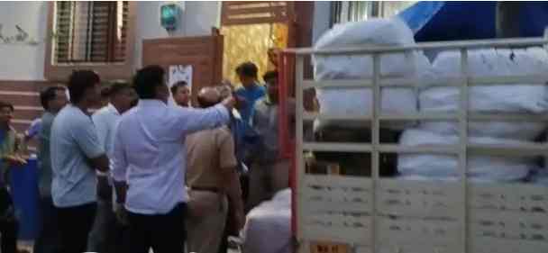 Shirdeet Gutkha Godavon, police raid, accused stuck