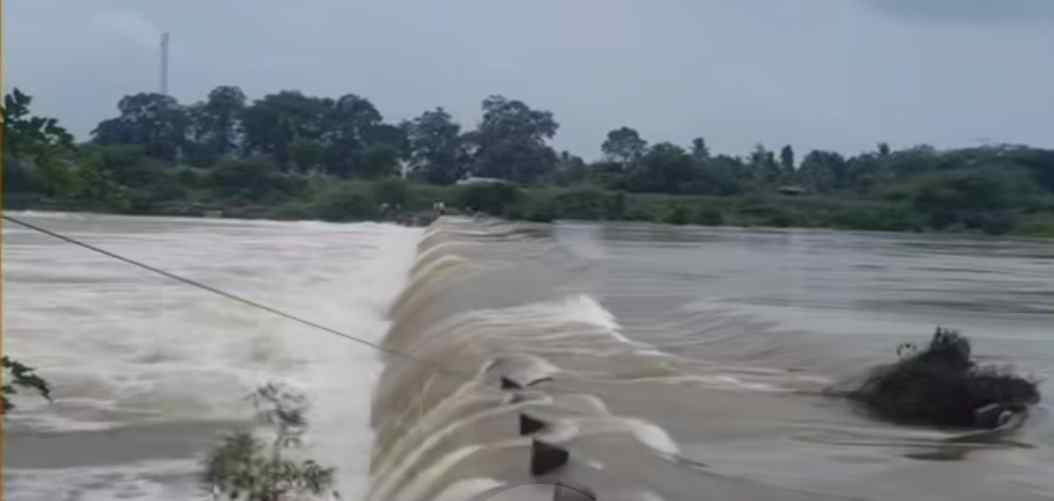 Sangamner Pravara River Flood bridge connecting two villages in Sangamner taluka 