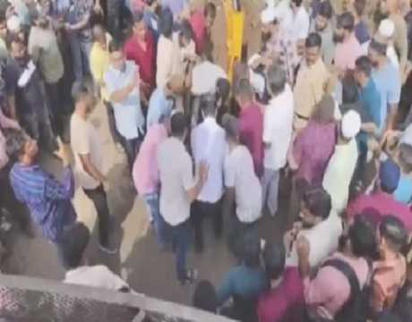employee died due to toxic gas from the sewer in Sangamner