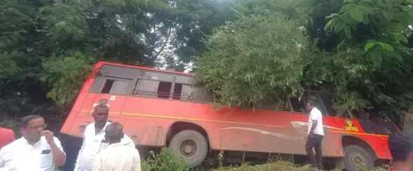 accident Bus carrying 28 passengers hits tree and overturns