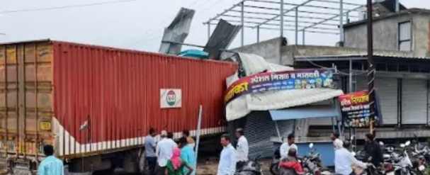 Accident speeding container crashed straight into a hotel
