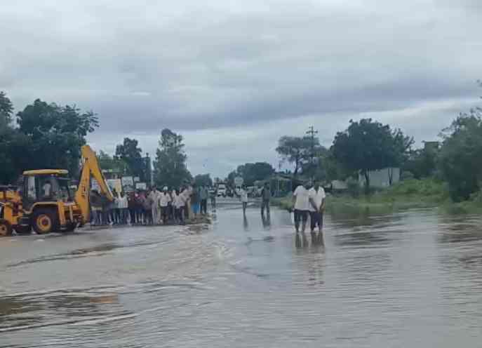 Heavy rain disrupts normal life Rivers flood, many villages lose contact