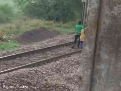 In Nashik, a couple jumped on the 'Howrah Express