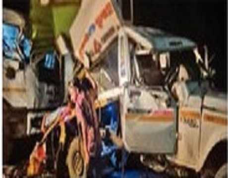 Mother dies in front of her child, woman killed in trailer-pickup tempo accident
