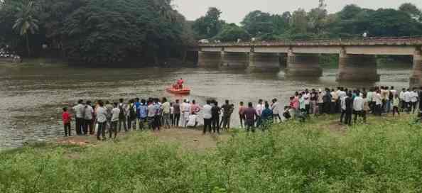 One commits suicide by jumping into Pravara river