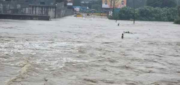 Sina river floods traffic on Kalyan road closed for the whole day