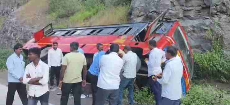 Bus overturns at Chandanapuri Ghat, 10 passengers injured in accident