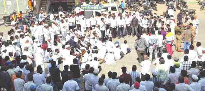 Road blockade in Akola to protest against MLA Lahamte