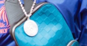 sangamner News jewelery looted from woman's purse