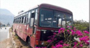 Sangamner Accident News bus got on the divide