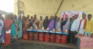 Latest News Free gas distribution by Naimnath Indian Agency in Khirvire