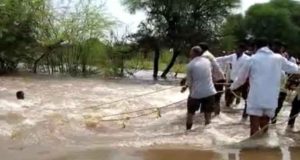 Nevasa villagers rescued the youth who was swept away by the floods