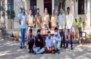 Rajur police handcuffs gang of gold thieves