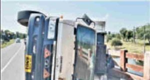 Sangamner Kasare Road tempo Accident