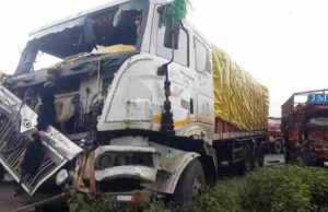 Accident: आयशर ट्रक आणि ट्रक यांच्यात समोरासमोर अपघात Accident A head-on collision between an Eicher truck