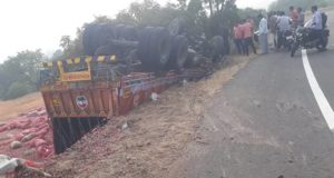 Pathardi Accident One killed in truck overturn