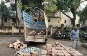 राजूर पोलिसांनी पाठलाग करत देशी दारुचे बॉक्स असलेली पिकअप पकडली Crime News Rajur police chased and caught a pickup