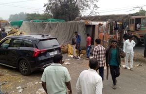 Rahuri Accident truck carrying apples overturned on the road