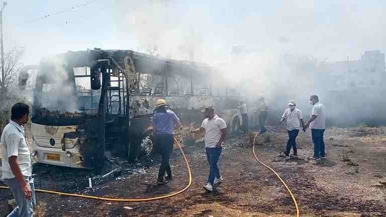 Fire Destroy a vertical luxury bus