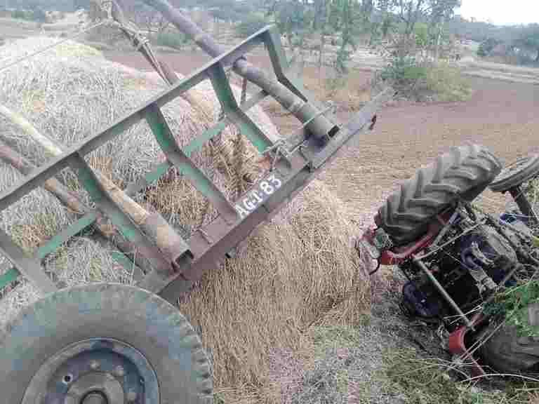 Akole driver of a tractor Accident transporting sugarcane was killed on the spot