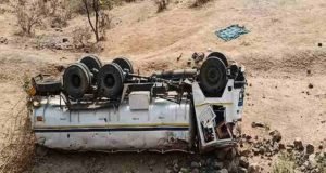Pathardi Accident Ten wheeler tanker crashes into valley