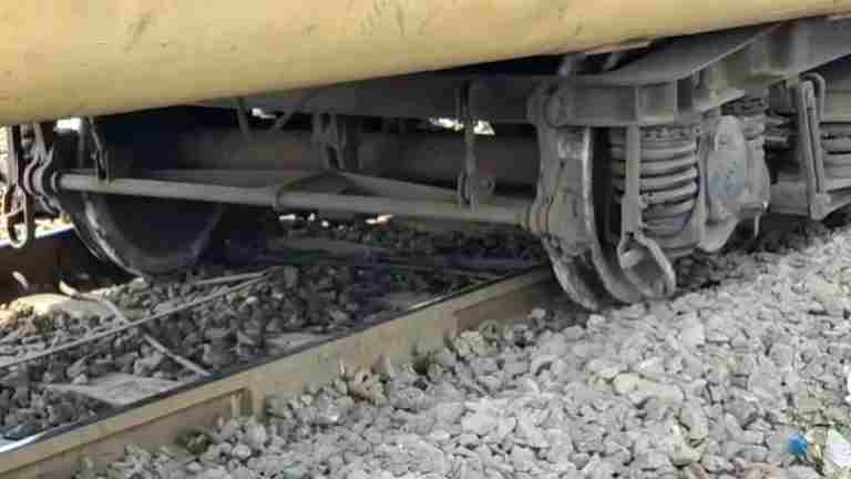 Accident Four coaches of Pawan Express derailed in Nashik