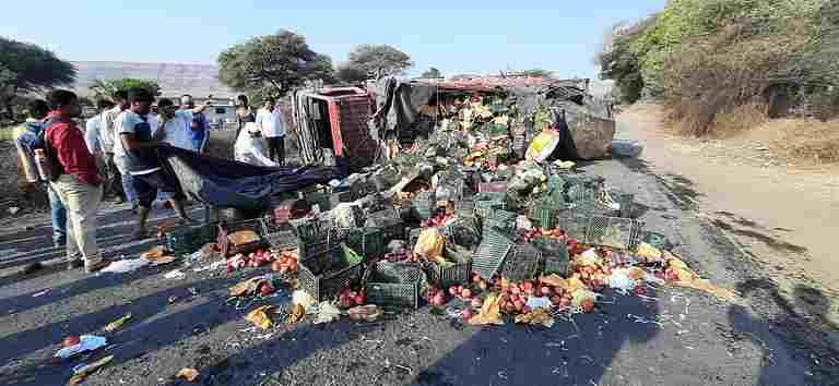 Accident when a truck carrying apples overturned