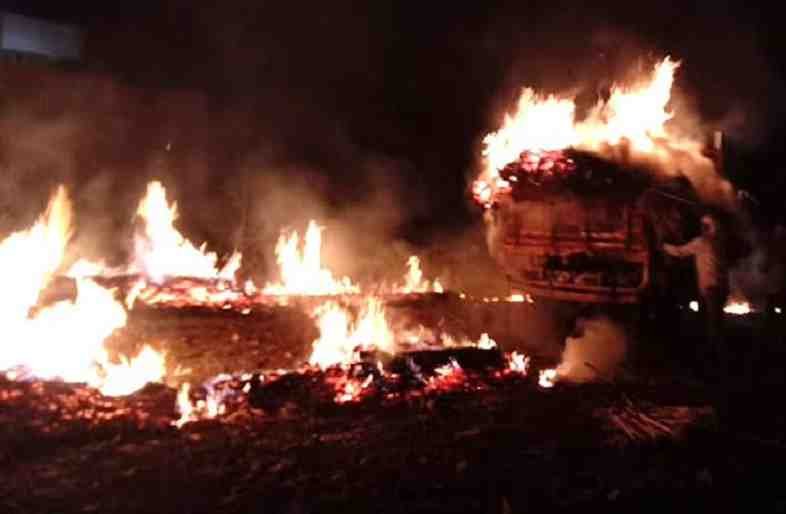 Ahmednagar Jamkhed Kadaba's moving truck caught fire