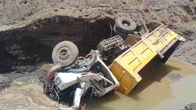 Ahmednagar sand truck overturned, killing the driver 