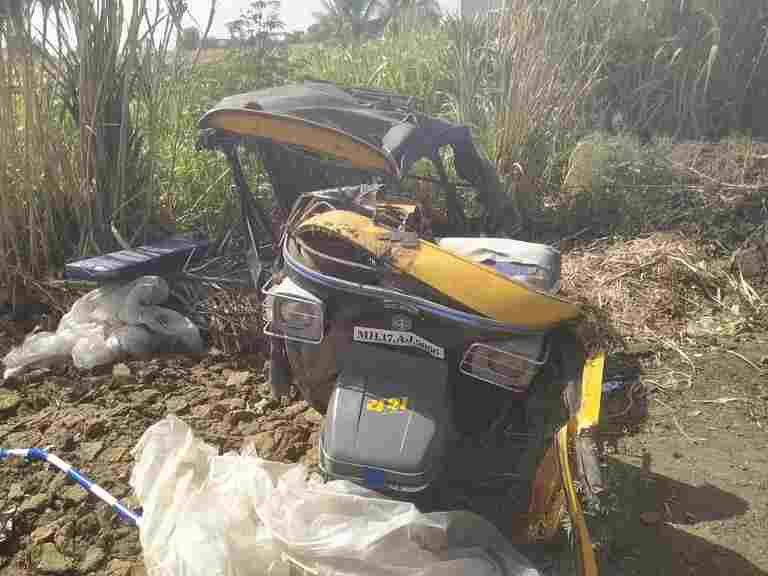 Container crushed the apple; 6 killed in road Accident