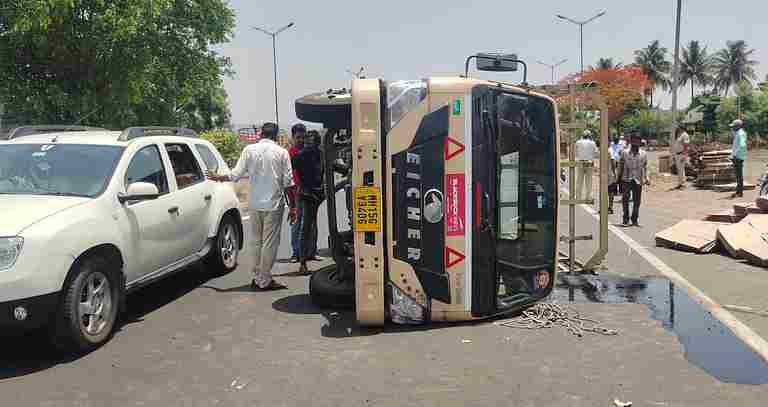 Sangamner Accident Pune-Nashik highway, the tempo reversed directly on the highway