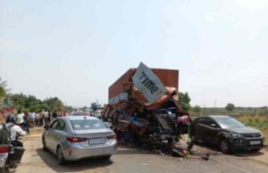 head-on collision between a container and a freight truck Accident