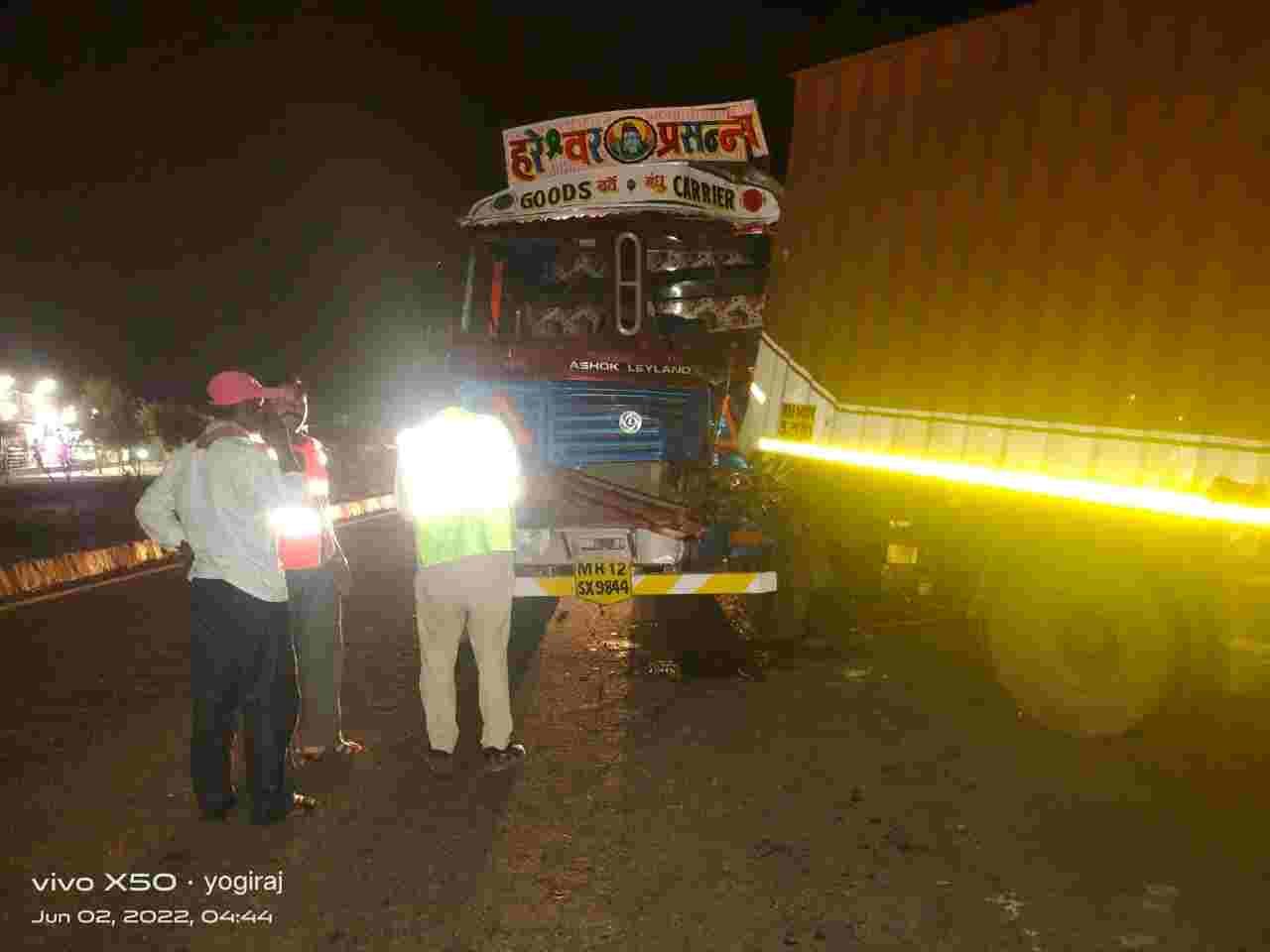 Sangamner Tempo and truck accident on Nashik-Pune highway