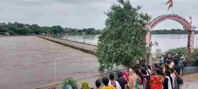 Godavari river bridge in the Kopargaon is closed for traffic