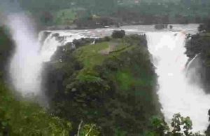 On the way to the Bhandardara dam overflow