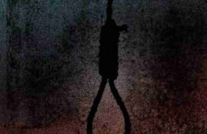 Suicide by hanging from the roof of the house with a rope