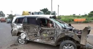 Ahmednagar Heavy truck and Innova car accident