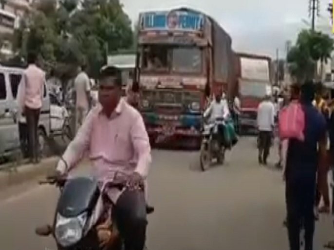 two-wheeler accident with a truck, unfortunate death of a woman after being found under the wheel
