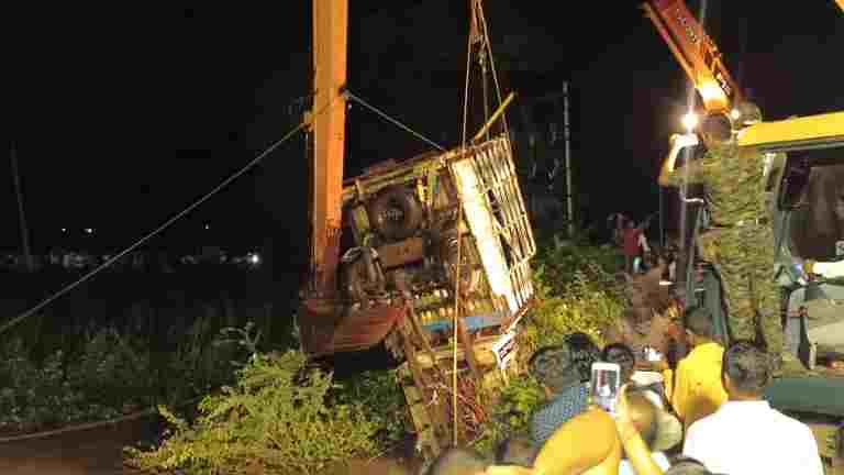 the vehicle that crashed in the Pravara river out of the water,