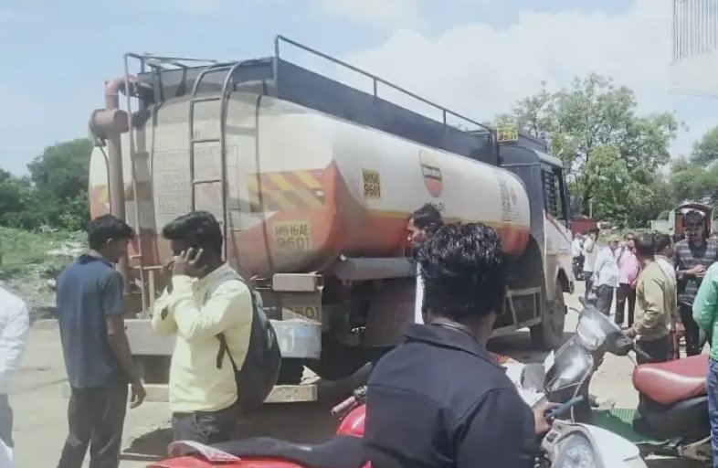 Accident Tanker crushes husband and wife on two-wheeler, both killed