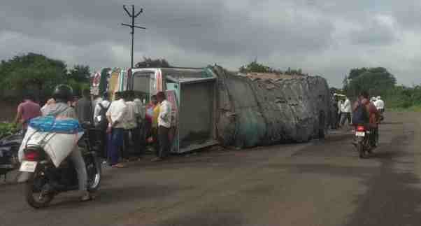 ahmednagar accident-truck-carrying-sacks-of-cement-overturned