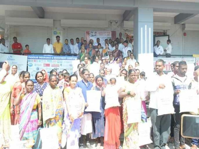 Distribution of grocery kits and sarees to Corona single women