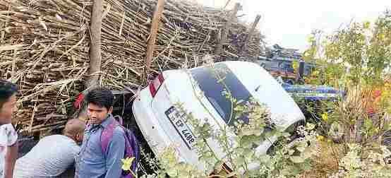 Sugarcane tractor and car accident three injured