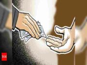 Special Auditor was caught red-handed while accepting a bribe