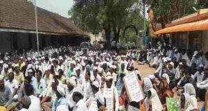 government employees at Akole Tehsil proclaiming 'One Mission Old Pension'