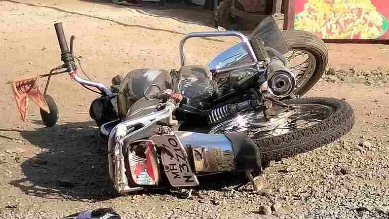 Container and motorcycle accident, husband killed on the spot and wife injured