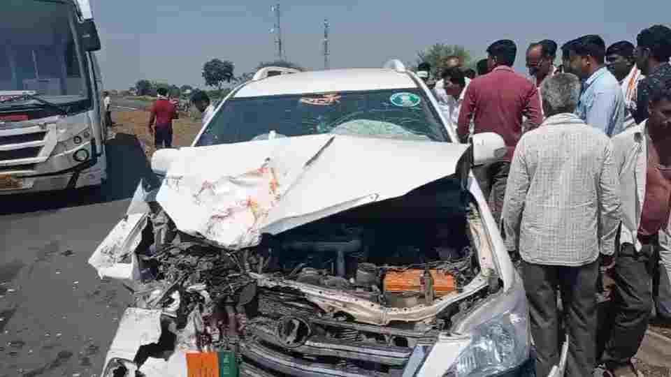 accident of MLA Vijayraj Shinde's vehicle