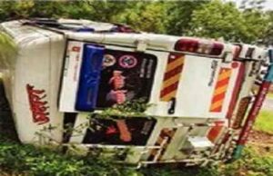 Mini bus overturns, 10 passengers injured