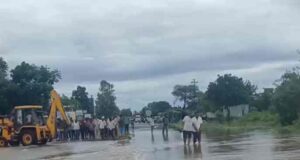 Heavy rain disrupts normal life Rivers flood, many villages lose contact