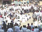Road blockade in Akola to protest against MLA Lahamte